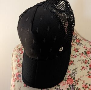 Oiselle Runner Trucker Hat Black adjustable